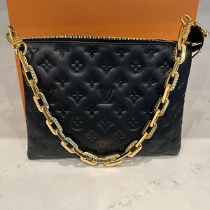 Louis Vuitton Coussin PM in noir